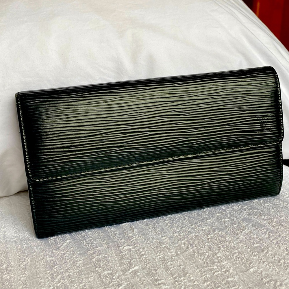LV STUNNING Epi wallet in excellent condition